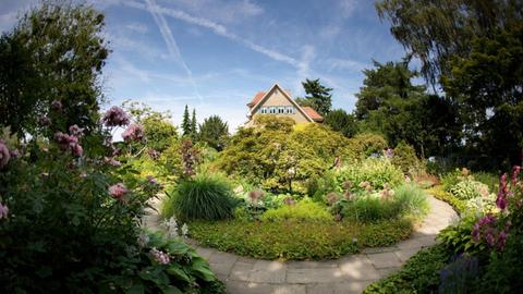 Öffentlich zugänglicher Garten von Karl Foerster in Potsdam-Bornim. Ein Haus mitten in einem Garten.
