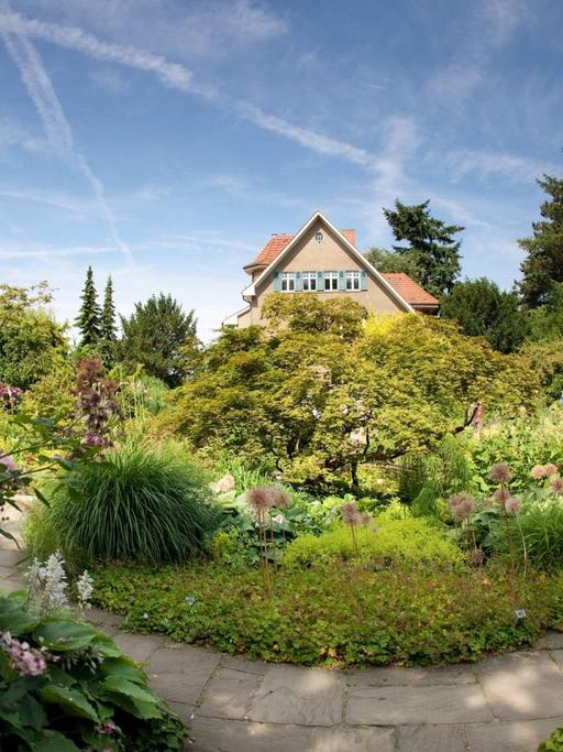 Öffentlich zugänglicher Garten von Karl Foerster in Potsdam-Bornim. Ein Haus mitten in einem Garten.