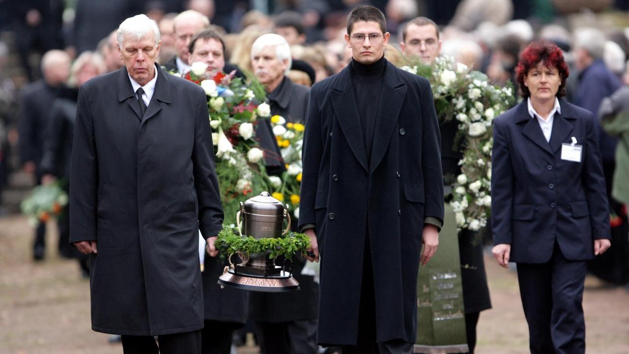 Die Urne des verstorbenen früheren DDR-Spionagechefs Markus Wolf wird am Samstag (25.11.2006) in Berlin zum Grab getragen.