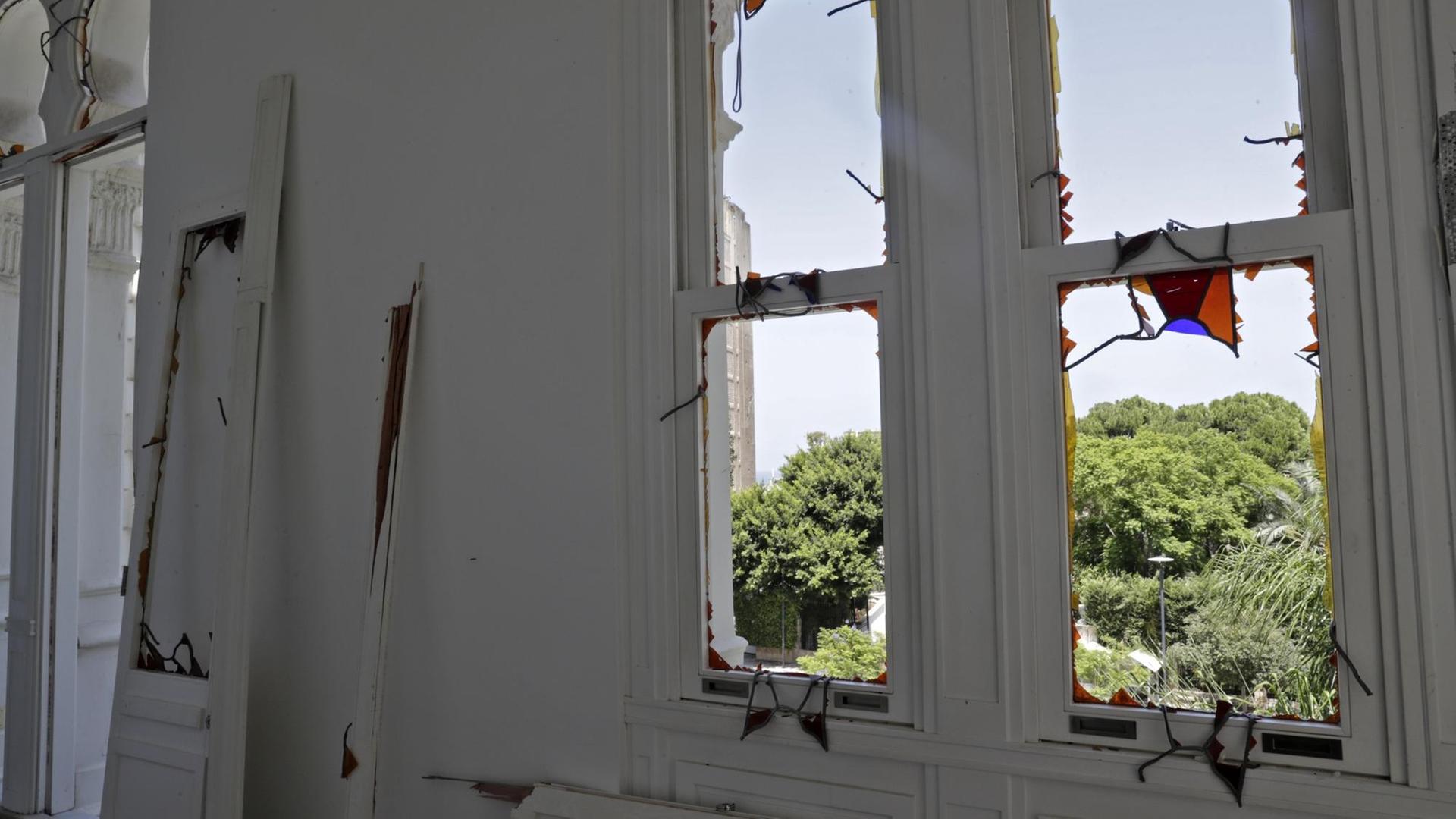 Zerstörte Fensterscheiben und Wände im Sursock Museum in Beirut. Zerstörte Fensterscheiben und Wände im Sursock Museum in Beirut.