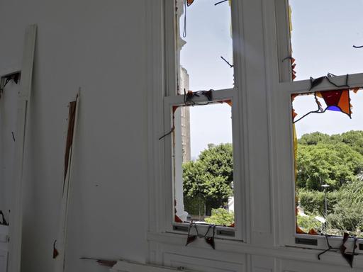 Zerstörte Fensterscheiben und Wände im Sursock Museum in Beirut.