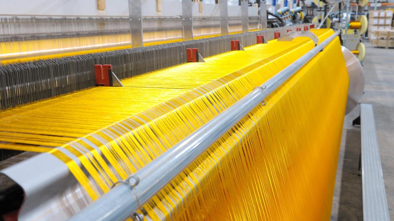 Ein Polyamidgewebe in der Produktionshalle der Firma Setex. Ein Polyamidgewebe in der Produktionshalle der Firma Setex.