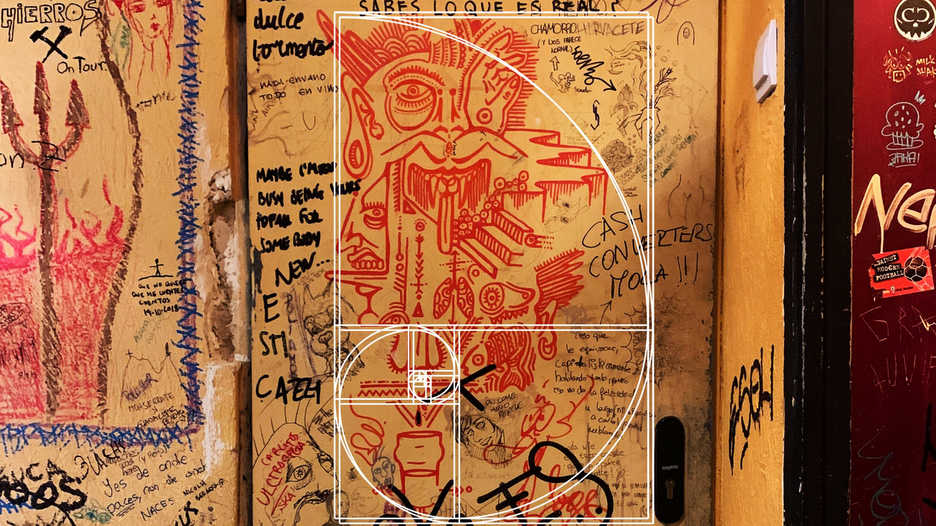 Auf einer Wand voller Graffiti ist die sogenannte Fibonacci-Spirale überblendet - eine alte Technik zum Finden des goldenen Schnittes in der Malerei. Auf einer Wand voller Graffiti ist die sogenannte Fibonacci-Spirale überblendet - eine alte Technik zum Finden des goldenen Schnittes in der Malerei.