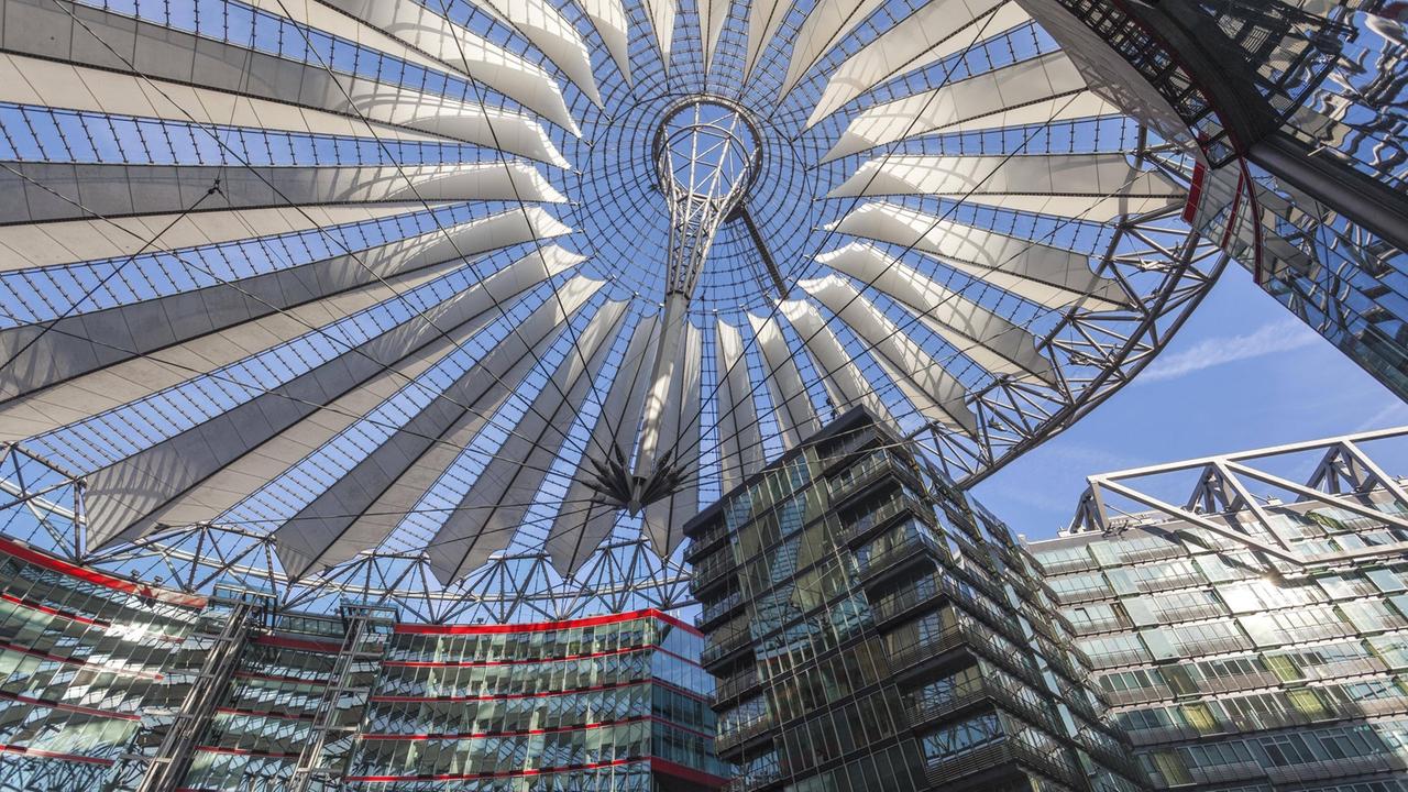 Blick in die Glaskuppel über dem Sony Center in Berlin