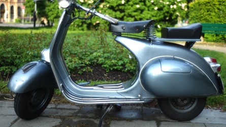 Ein alter Motorroller der Marke Piaggio Vespa Ein alter Motorroller der Marke Piaggio Vespa