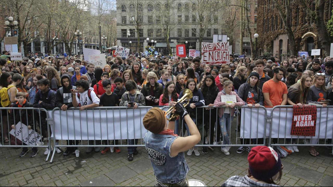 Schülerproteste in Seattle: hunderte Schüler stehen vor einem Absperrgitter und demonstrieren gegen Waffengewalt in den USA. 