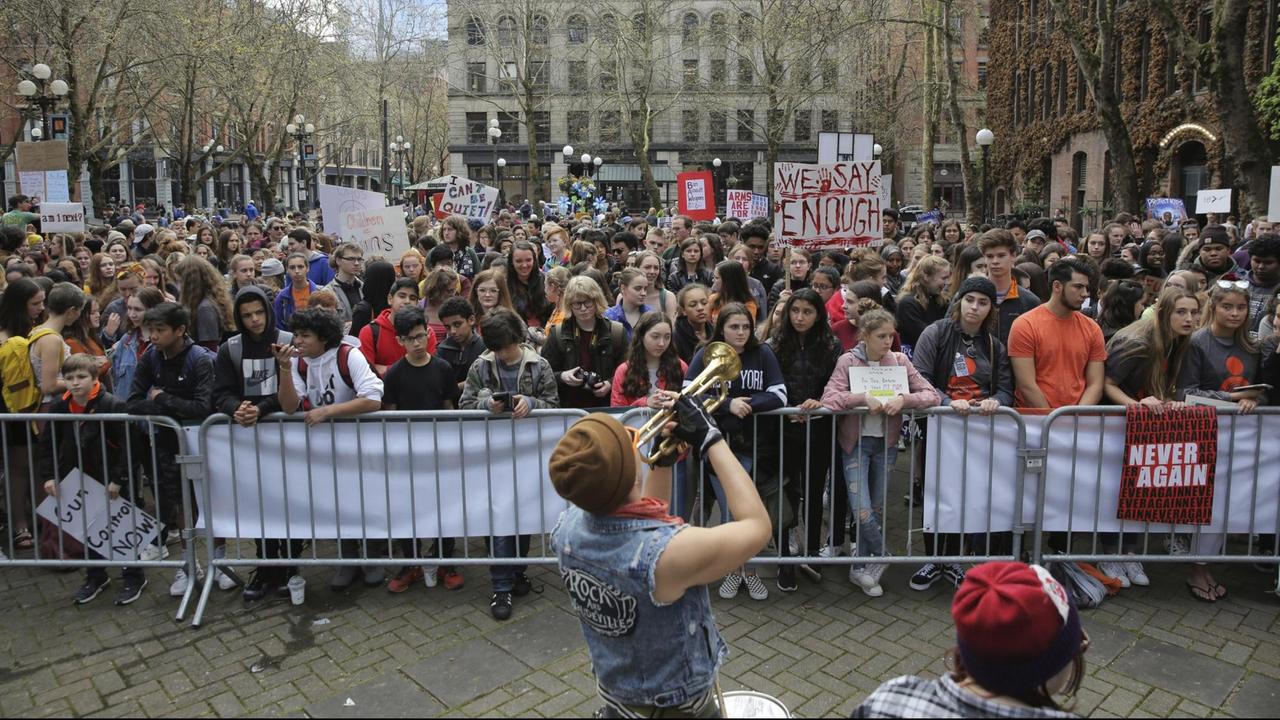 Schülerproteste in Seattle: hunderte Schüler stehen vor einem Absperrgitter und demonstrieren gegen Waffengewalt in den USA. Schülerproteste in Seattle: hunderte Schüler stehen vor einem Absperrgitter und demonstrieren gegen Waffengewalt in den USA.