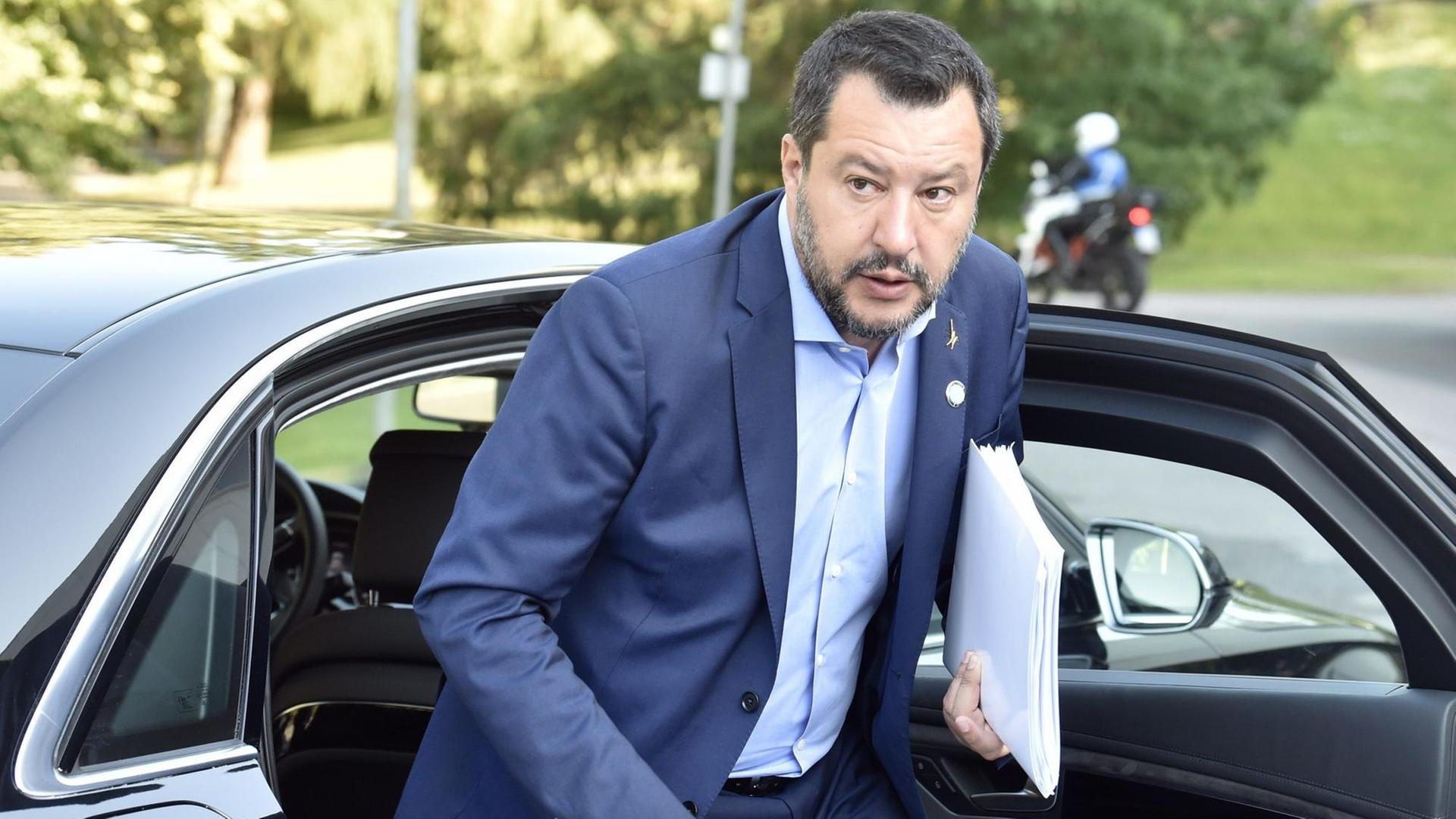 Italiens Innenminister Matteo Salvini steigt aus einem Auto. Italiens Innenminister Matteo Salvini steigt aus einem Auto.