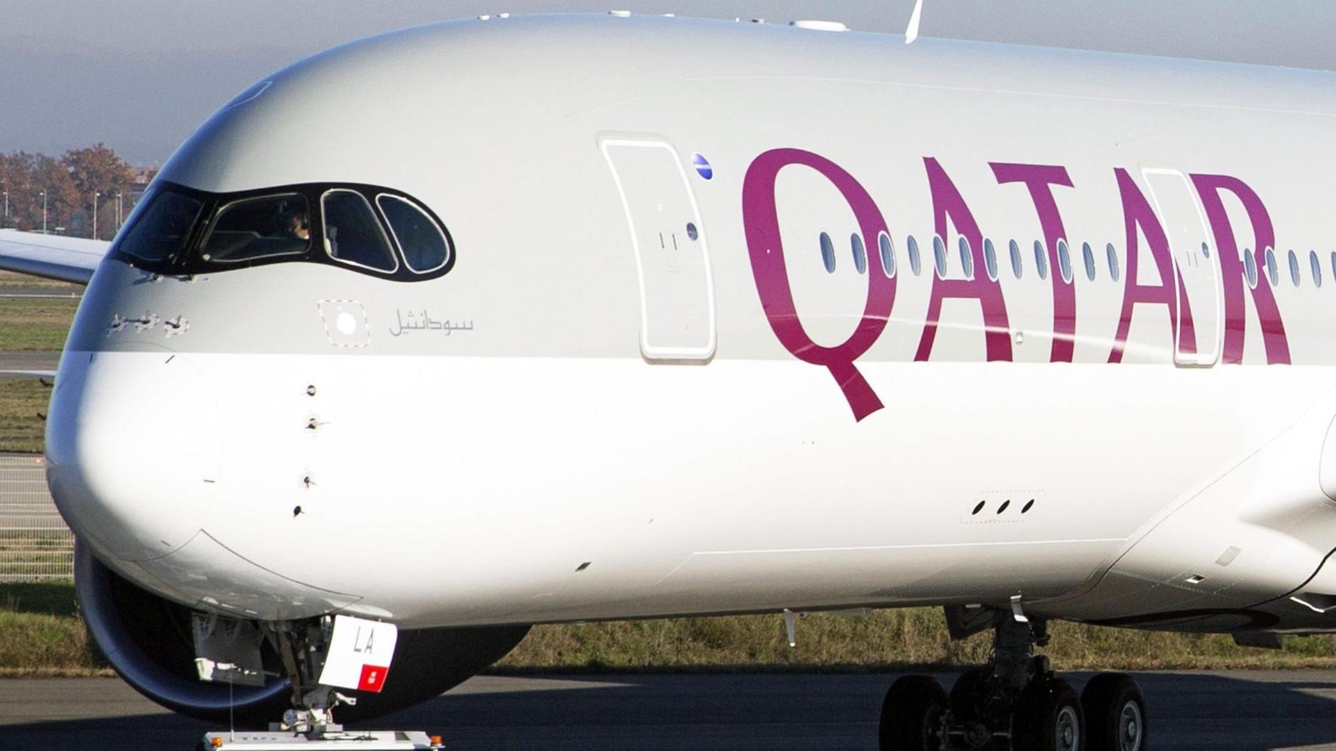 Ein neuer Airbus A350 XWB startet zu seiner Übergabe an Qatar Airways in Colomiers (Frankreich) am 22.12.2014.