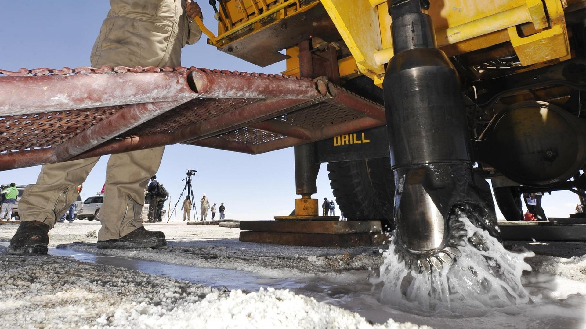 Uyuni Salzebene in Bolivien, Arbeit mit dem Bohrer, 29. Oktober 2009 Uyuni Salzebene in Bolivien, Arbeit mit dem Bohrer, 29. Oktober 2009