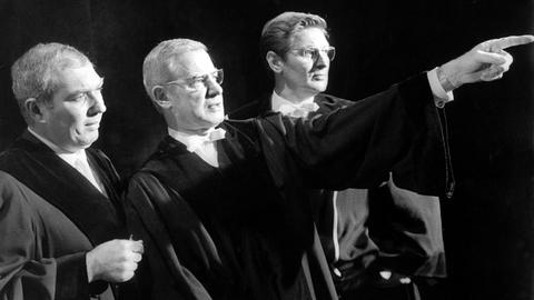 Szene mit Horst Niendorf (l) als Verteidiger, Dieter Borsche (M) als Richter und Günter Pfitzmann als Ankläger während der Generalprobe am 18.10.1965.