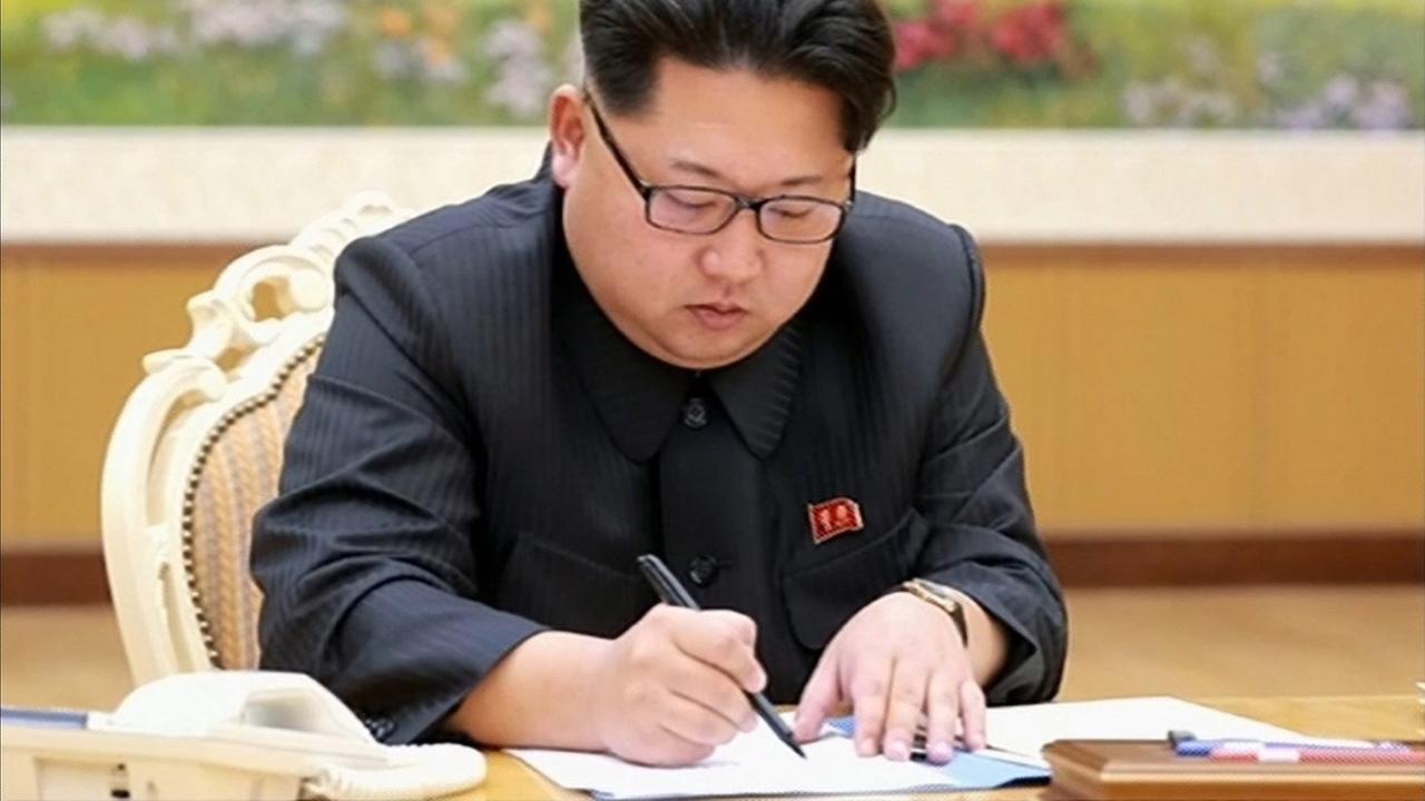Das Foto zeigt angeblich, wie Nordkoreas Machthaber Kim Jong-Un den Befehl für den Test einer Wasserstoffbombe unterzeichnet. Das Foto zeigt angeblich, wie Nordkoreas Machthaber Kim Jong-Un den Befehl für den Test einer Wasserstoffbombe unterzeichnet.