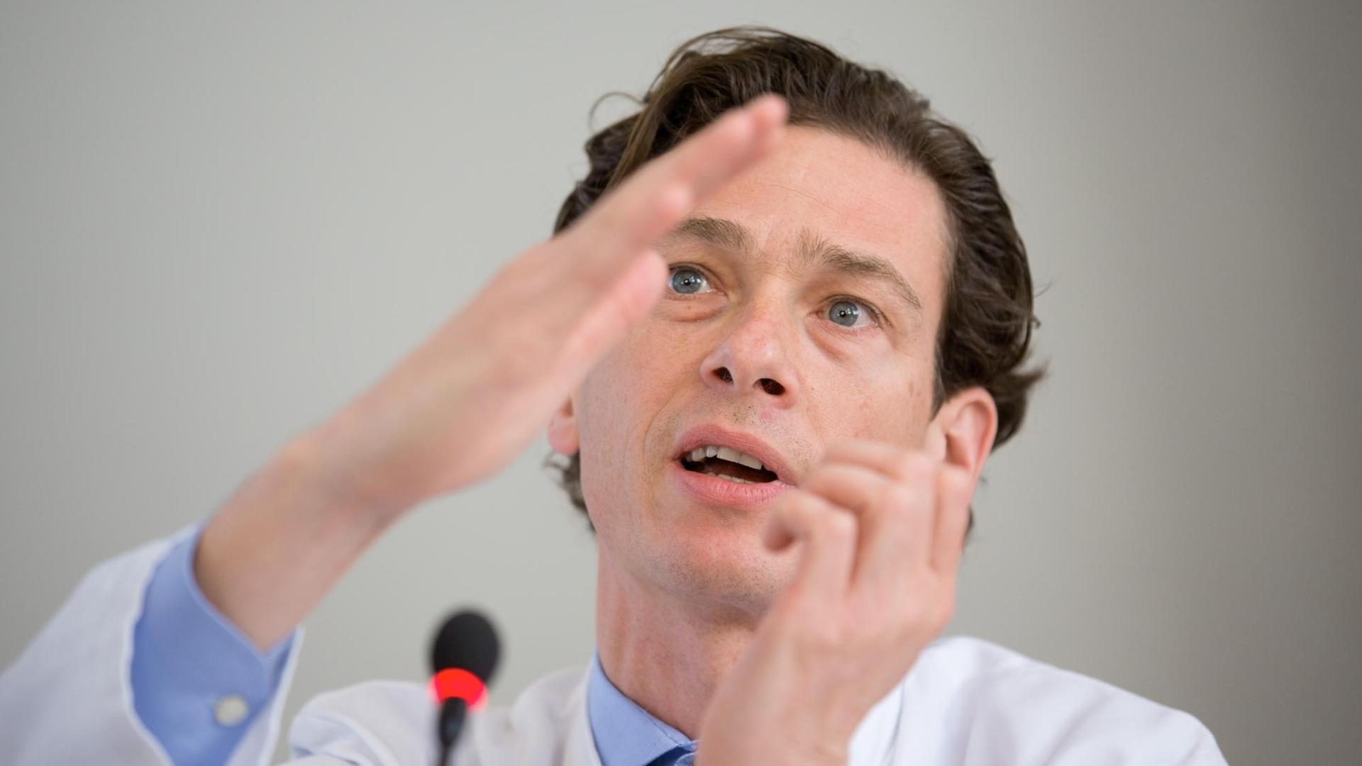 Der Neurochirurg Peter Vajkoczy auf einer Pressekonferenz in der Charité, Berlin 2014 Der Neurochirurg Peter Vajkoczy auf einer Pressekonferenz in der Charité, Berlin 2014