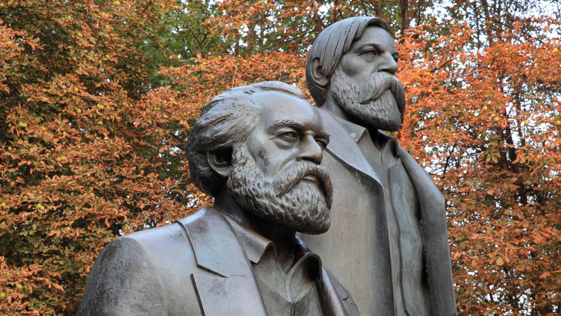 Statuen von Karl Marx und Friedrich Engels in einem Park an der Spree in Berlin-Mitte; geschaffen wurden sie 1986 von Ludwig Engelhardt.