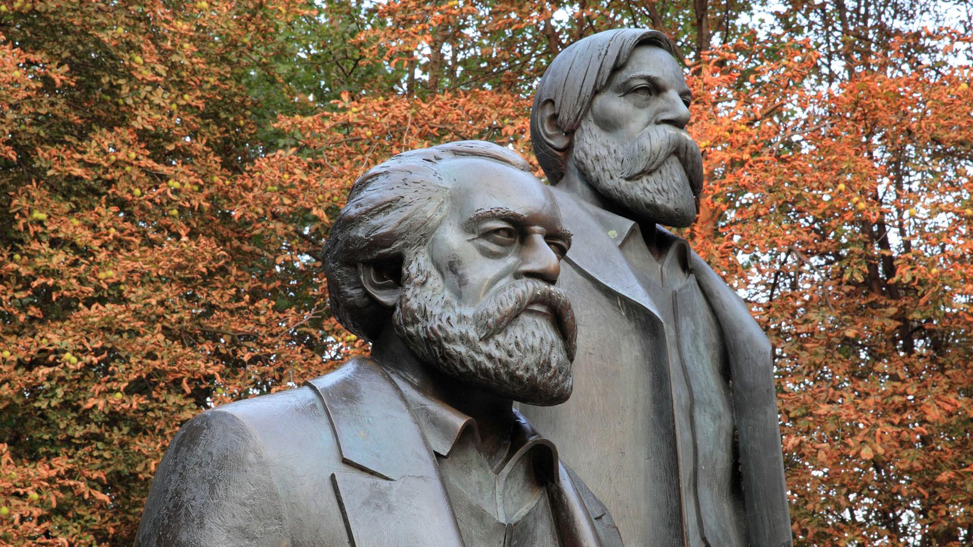 Statuen von Karl Marx und Friedrich Engels in einem Park an der Spree in Berlin-Mitte; geschaffen wurden sie 1986 von Ludwig Engelhardt. Statuen von Karl Marx und Friedrich Engels in einem Park an der Spree in Berlin-Mitte; geschaffen wurden sie 1986 von Ludwig Engelhardt.