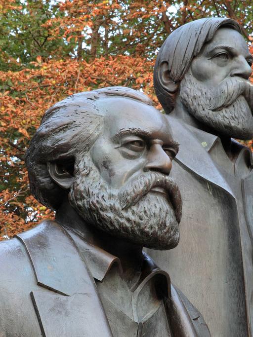 Statuen von Karl Marx und Friedrich Engels in einem Park an der Spree in Berlin-Mitte; geschaffen wurden sie 1986 von Ludwig Engelhardt.