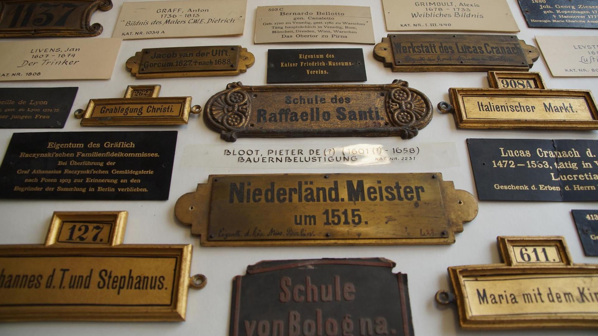 Verschiedene Bildbeschriftungen und Schilder der Gemäldegalerie, 1830-1998 Verschiedene Bildbeschriftungen und Schilder der Gemäldegalerie, 1830-1998