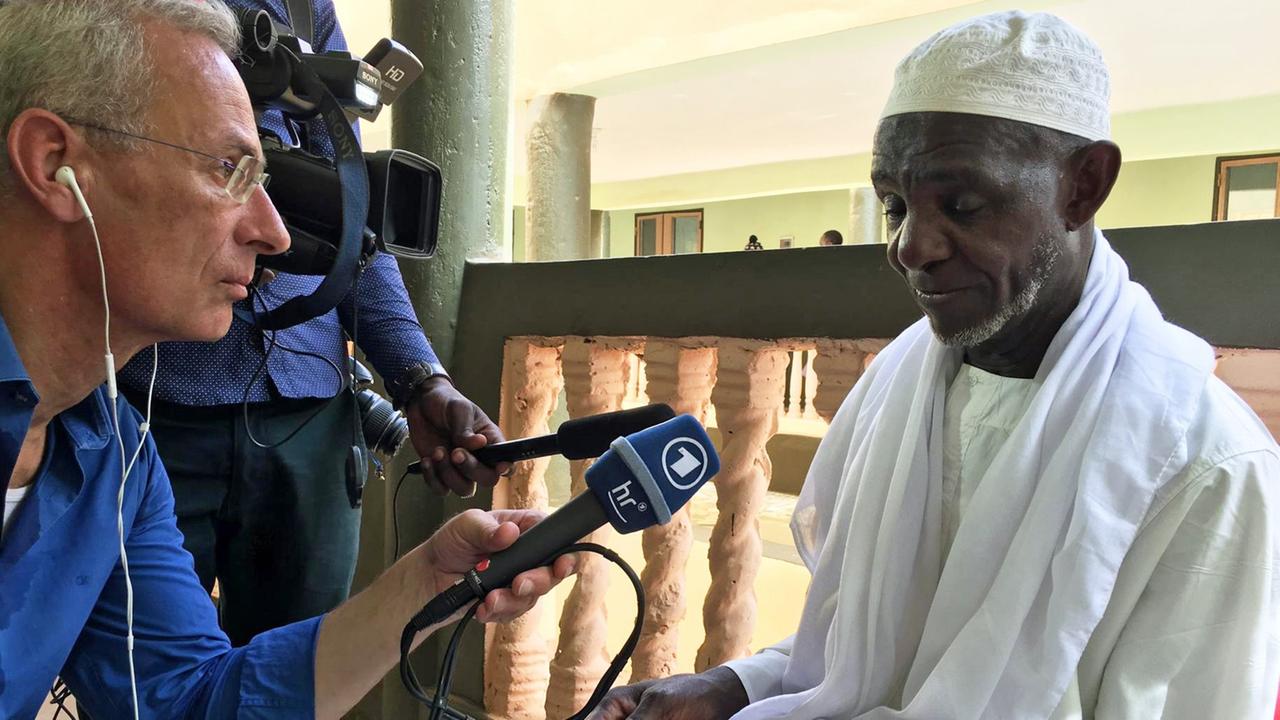 Im Hof seines Hauses: Interview mit dem Dorfältesten Traoré Salomou Im Hof seines Hauses: Interview mit dem Dorfältesten Traoré Salomou