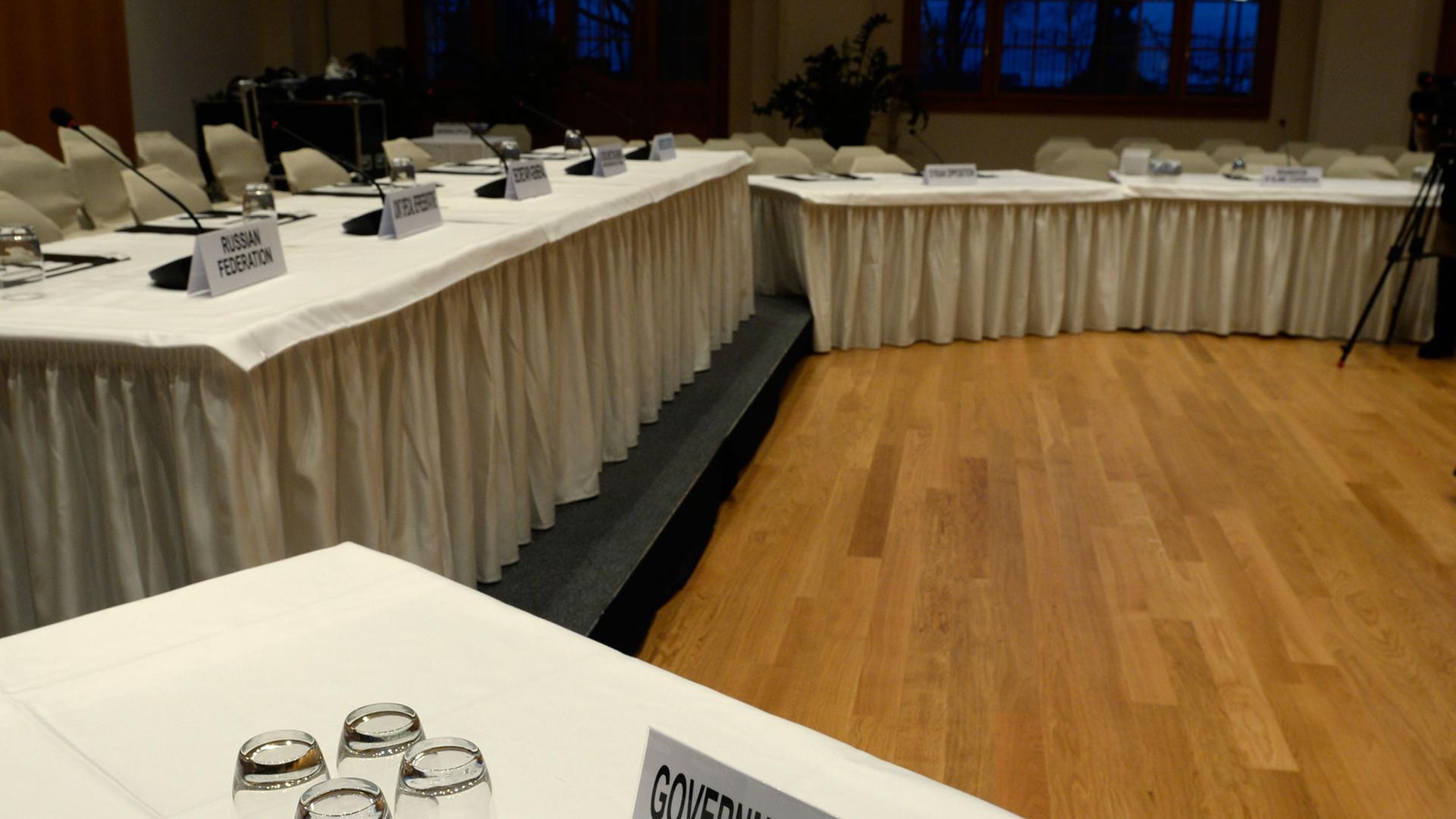 Leere Tische mit den Schildern der beteiligten Länder an der Syrien-Friedenskonferenz in Montreaux Leere Tische mit den Schildern der beteiligten Länder an der Syrien-Friedenskonferenz in Montreaux