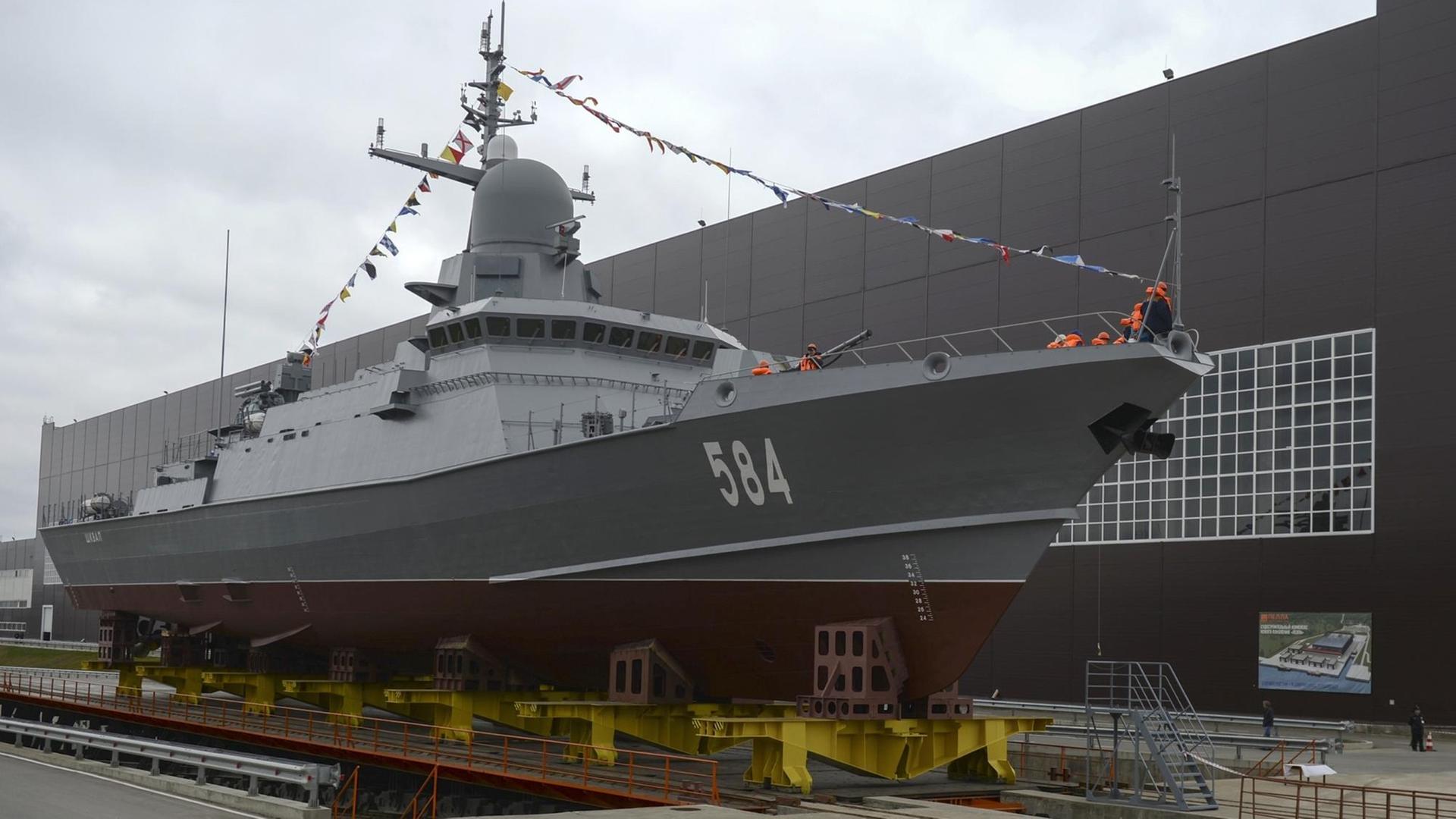 Russisches Raketenschiff Shkval in einer Werft bei Leningrad. Russisches Raketenschiff Shkval in einer Werft bei Leningrad.