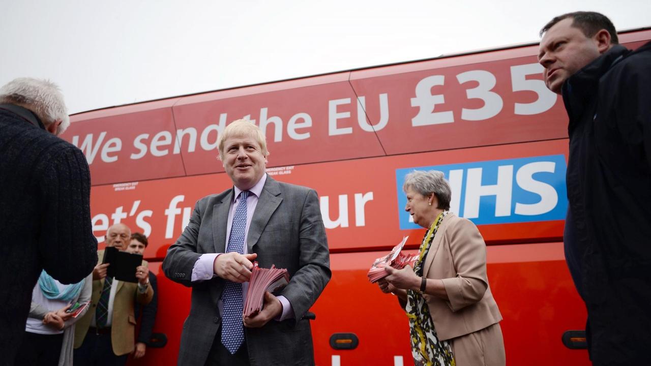 Boris Johnson vor dem Brexit-Kampagnen-Bus (2017)