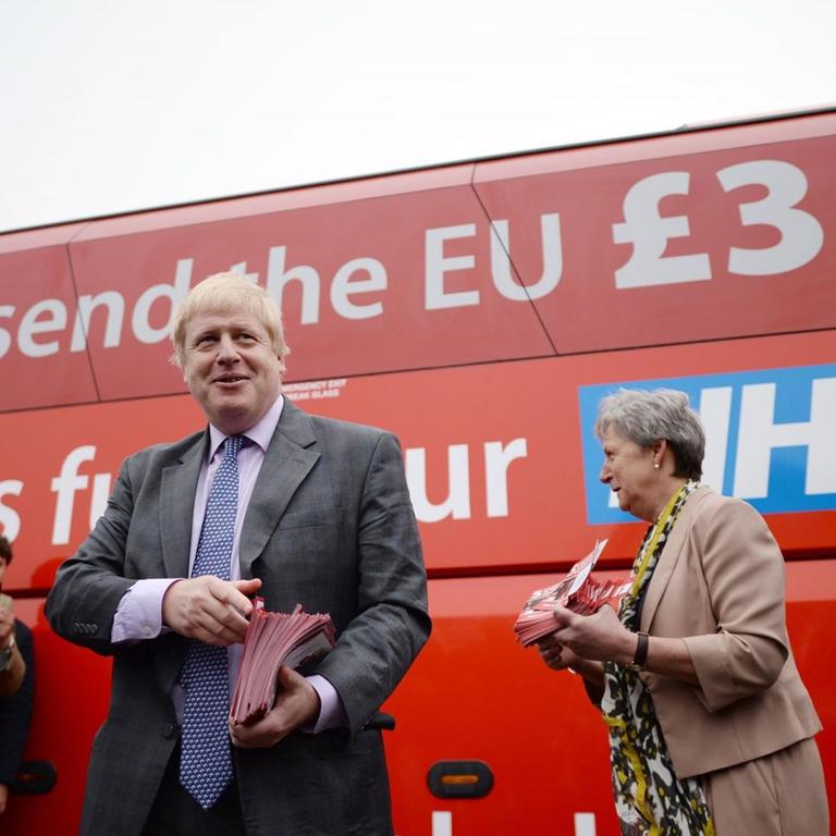 Boris Johnson vor dem Brexit-Kampagnen-Bus (2016)