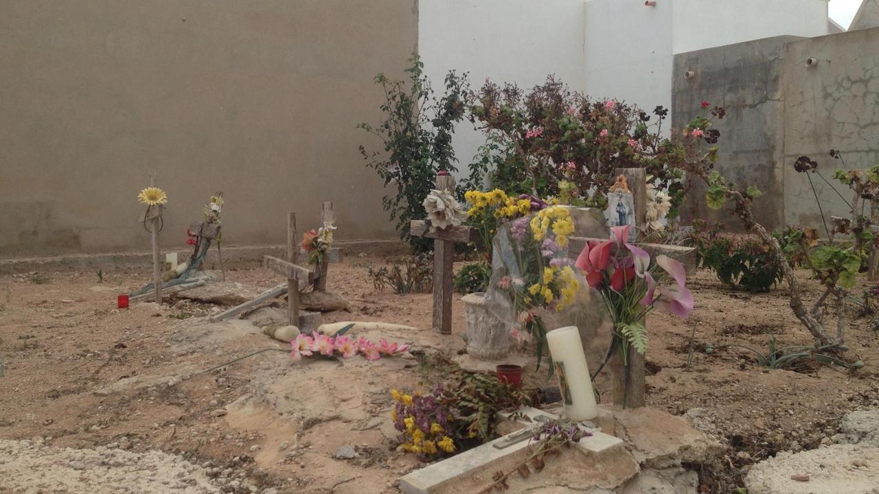Friedhof von Lampedusa. In einer Ecke ein  paar Gräber von Migranten,  die die Flucht nach Europa nicht überlebt haben. Fü r die allermeisten Toten ist das Mittelmeer das Grab - allein in diesem Jahr sind schon rund 1.800 Menschen auf  dem Meer gestorben. 