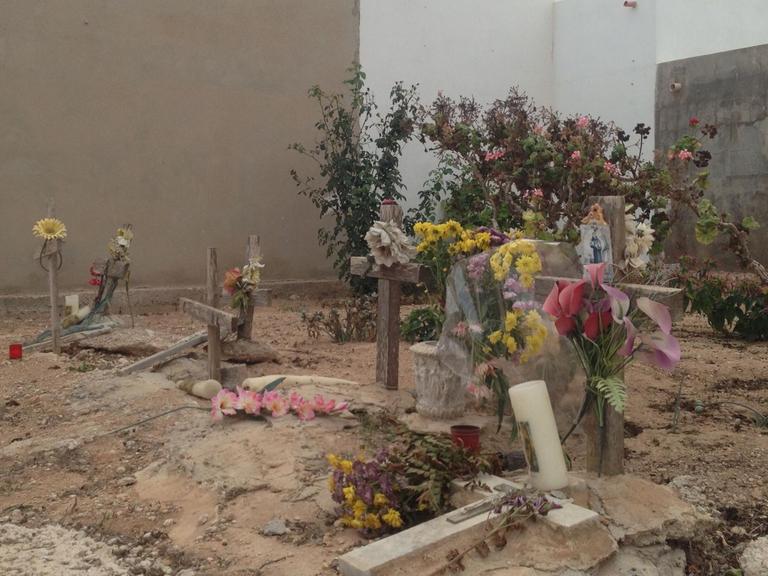 Friedhof von Lampedusa. In einer Ecke ein paar Gräber von Migranten, die die Flucht nach Europa nicht überlebt haben. Fü r die allermeisten Toten ist das Mittelmeer das Grab - allein in diesem Jahr sind schon rund 1.800 Menschen auf dem Meer gestorben.