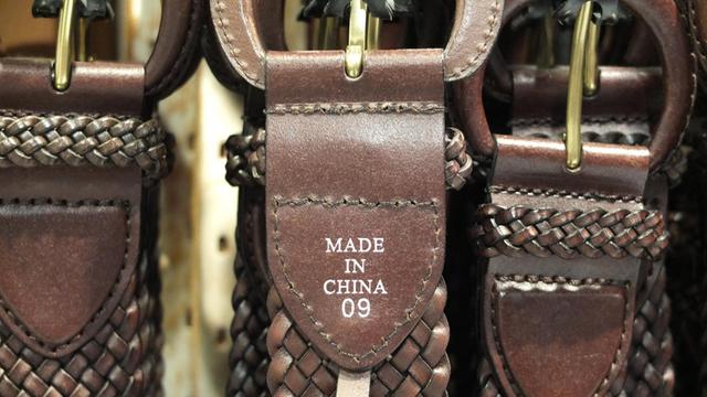 Mehrere Gürtel mit der Aufschrift "Made in China" hängen nebeneinander.