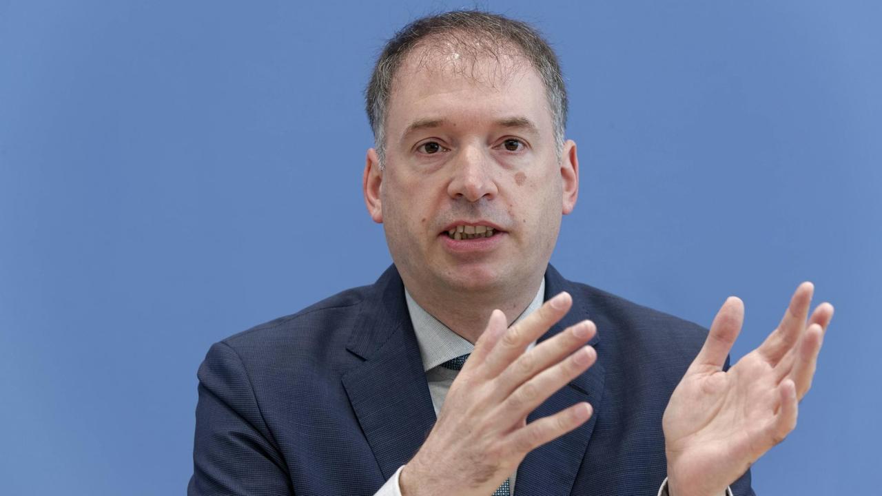 Niels Annen (SPD), Obmann des Auswärtigen Ausschusses im Bundestag, steht in der Bundespressekonferenz den Journalisten Rede und Antwort. Niels Annen (SPD), Obmann des Auswärtigen Ausschusses im Bundestag, steht in der Bundespressekonferenz den Journalisten Rede und Antwort.