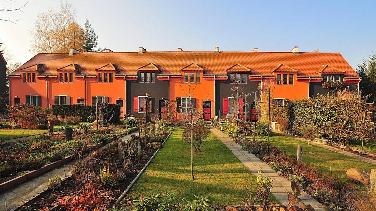 Häuser der denkmalgeschützten Gartenstadt Falkenberg in Treptow Akazienhof, Architekt Bruno Taut , Berliner Bau und Wohnungsgenossenschaft. Häuser der denkmalgeschützten Gartenstadt Falkenberg in Treptow Akazienhof, Architekt Bruno Taut , Berliner Bau und Wohnungsgenossenschaft.