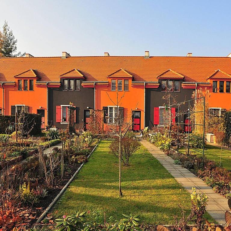 Häuser der denkmalgeschützten Gartenstadt Falkenberg in Treptow Akazienhof, Architekt Bruno Taut , Berliner Bau und Wohnungsgenossenschaft.