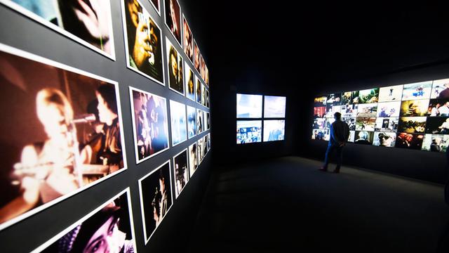 Ein Besucher betrachtet die Ausstellung "The Velvet Underground - New York Extravaganza" in der Philharmonie de Paris in Paris.