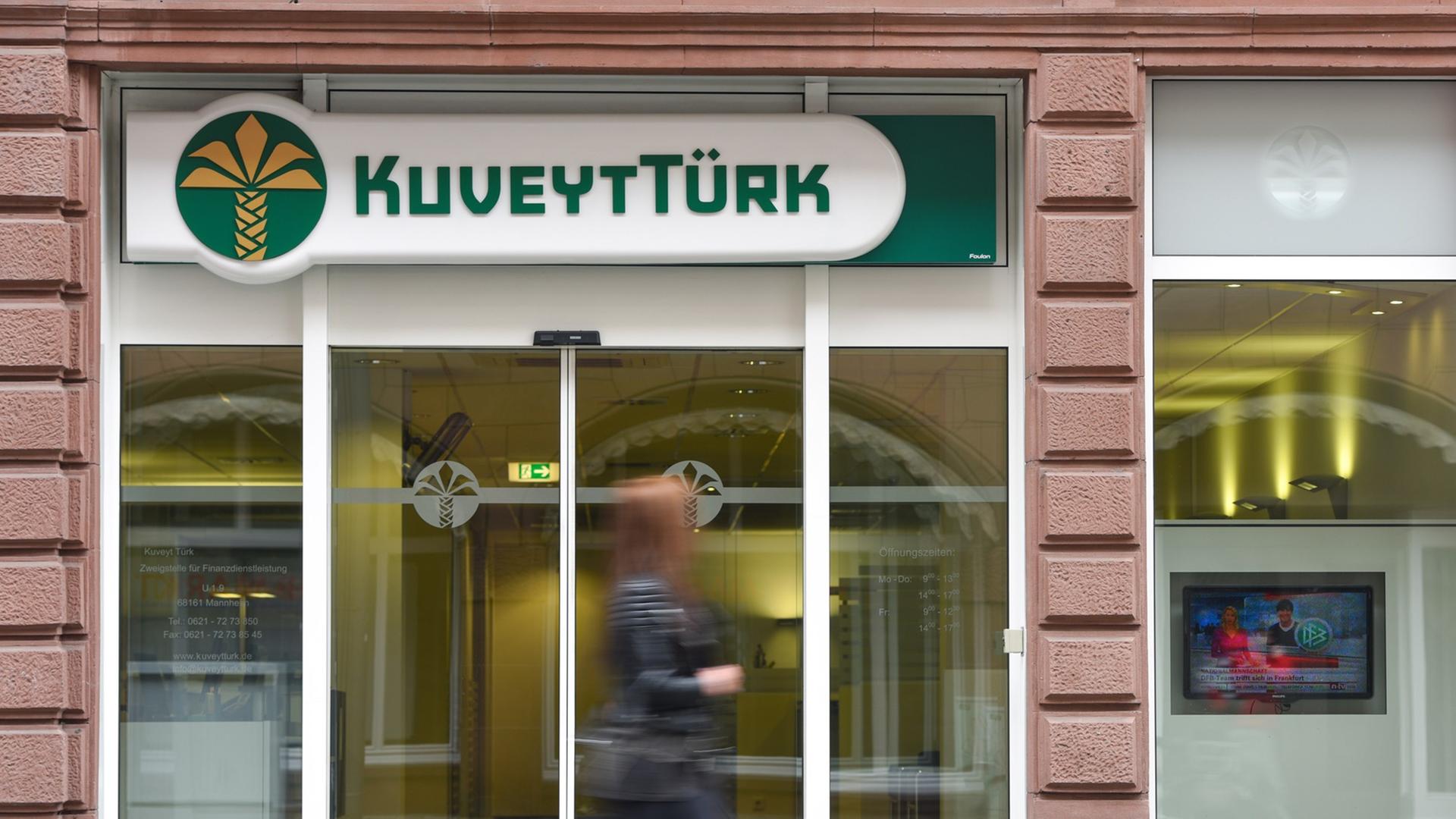 Eine Frau geht am 23.03.2015 in Mannheim (Baden-Württemberg) am Eingang einer Bankfiliale der Kuveyt Türk Bank vorbei. Die deutschlandweit erste Bank, die islamischen Regeln folgt, hat nach einem Medienbericht jetzt in Mannheim ihre volle Zulassung erhalten. Foto: Uwe Anspach/dpa Eine Frau geht am 23.03.2015 in Mannheim (Baden-Württemberg) am Eingang einer Bankfiliale der Kuveyt Türk Bank vorbei. Die deutschlandweit erste Bank, die islamischen Regeln folgt, hat nach einem Medienbericht jetzt in Mannheim ihre volle Zulassung erhalten. Foto: Uwe Anspach/dpa
