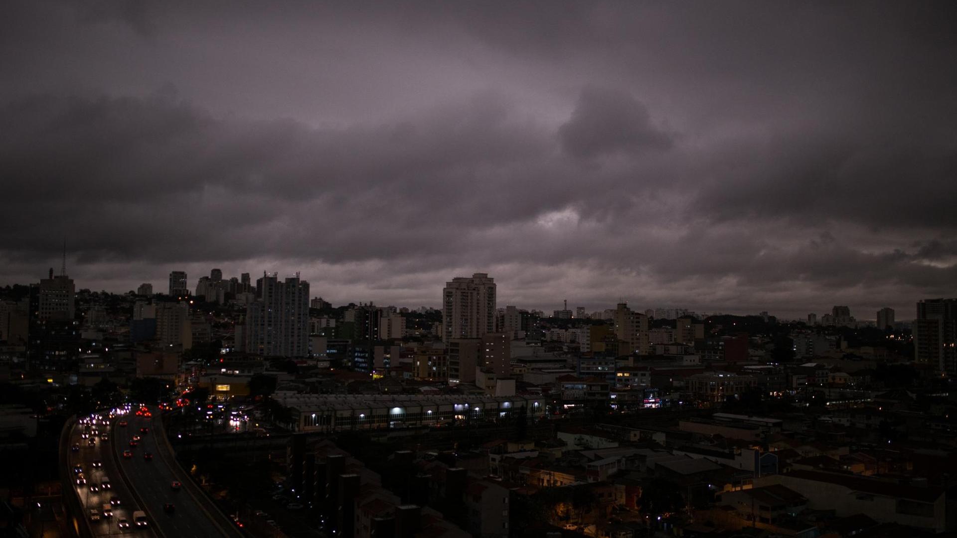 In der brasilianischen Stadt Sao Paulo ist den abgedunkelten Himmel zu sehen. In der brasilianischen Stadt Sao Paulo ist den abgedunkelten Himmel zu sehen.
