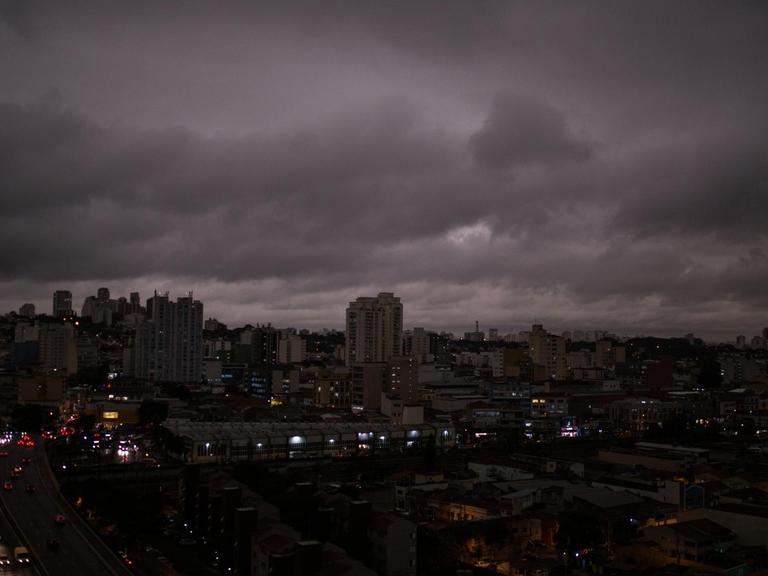 In der brasilianischen Stadt Sao Paulo ist den abgedunkelten Himmel zu sehen.