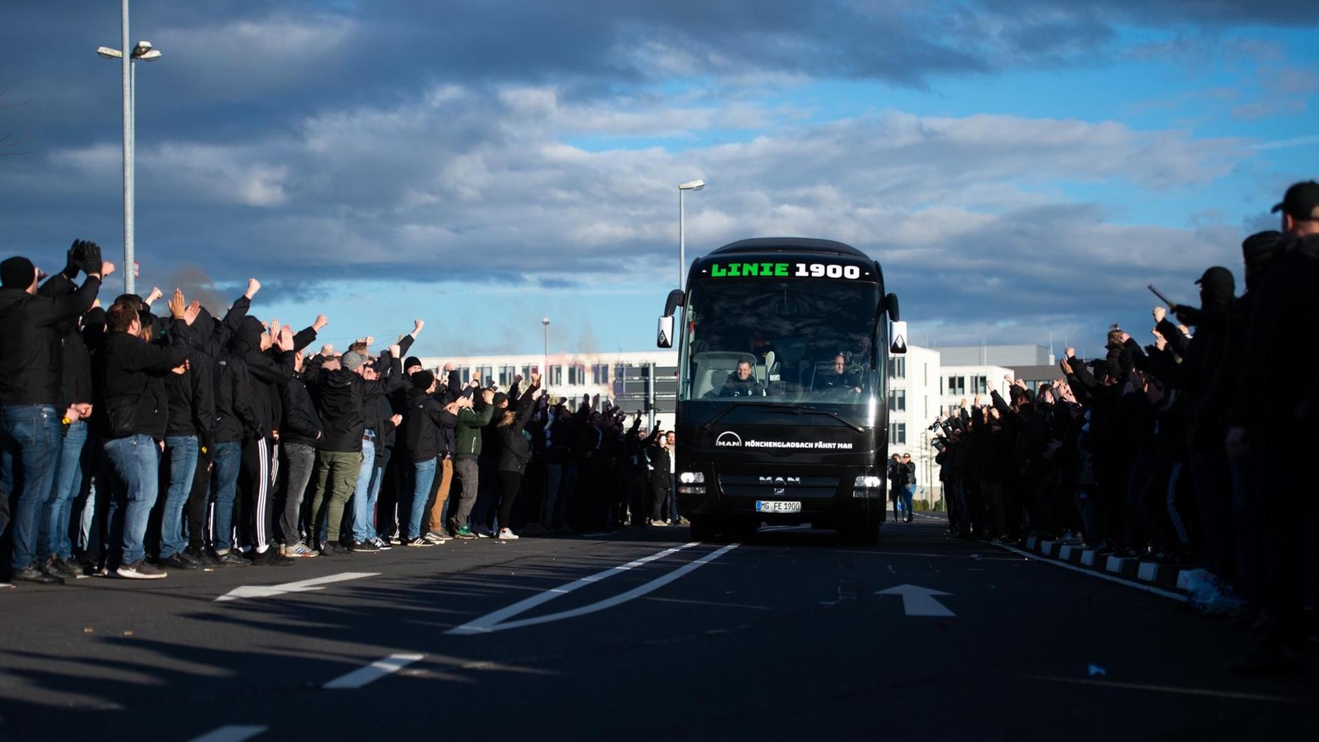 Die Gladbacher Fans empfangen den Gladbacher Mannschaftsbus vor dem Stadion. Die Gladbacher Fans empfangen den Gladbacher Mannschaftsbus vor dem Stadion.