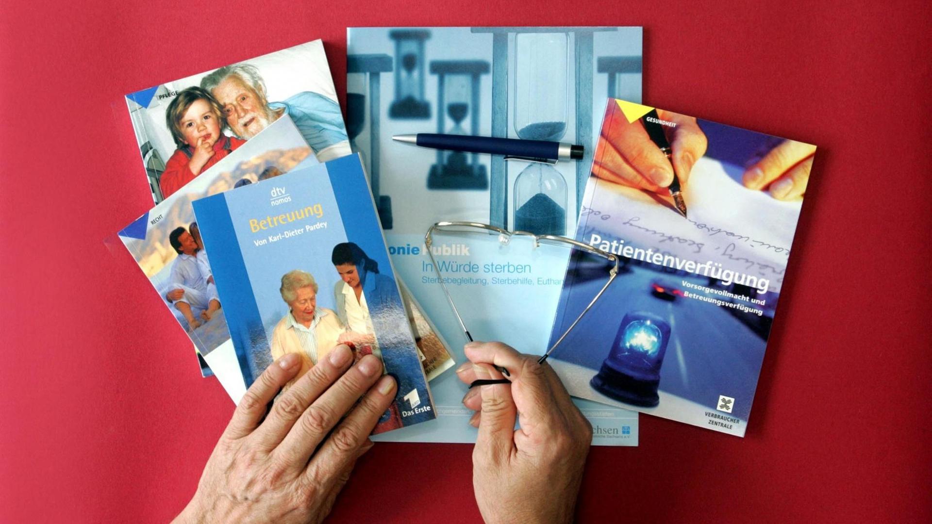 Bücher, Broschüren und Nachschlagewerke, die sich mit Patientenverfügungen sowie der Pflege und Sterbehilfe befassen, liegen auf einem roten Tisch. Bücher, Broschüren und Nachschlagewerke, die sich mit Patientenverfügungen sowie der Pflege und Sterbehilfe befassen, liegen auf einem roten Tisch.