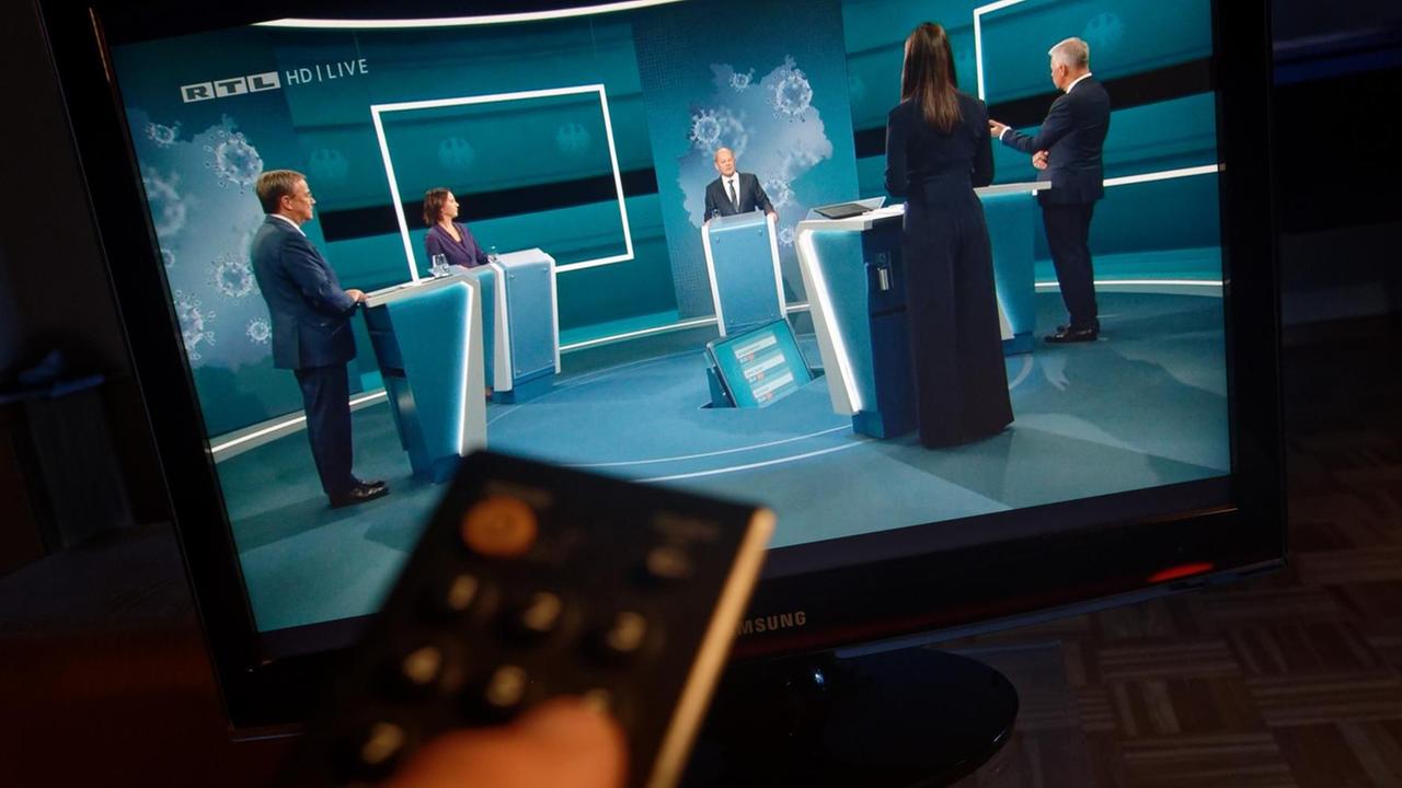 Auf einem Fernseher in einem Wohnzimmer ist "Das Triell" im Fernsehprogramm RTL zu sehen Auf einem Fernseher in einem Wohnzimmer ist "Das Triell" im Fernsehprogramm RTL zu sehen