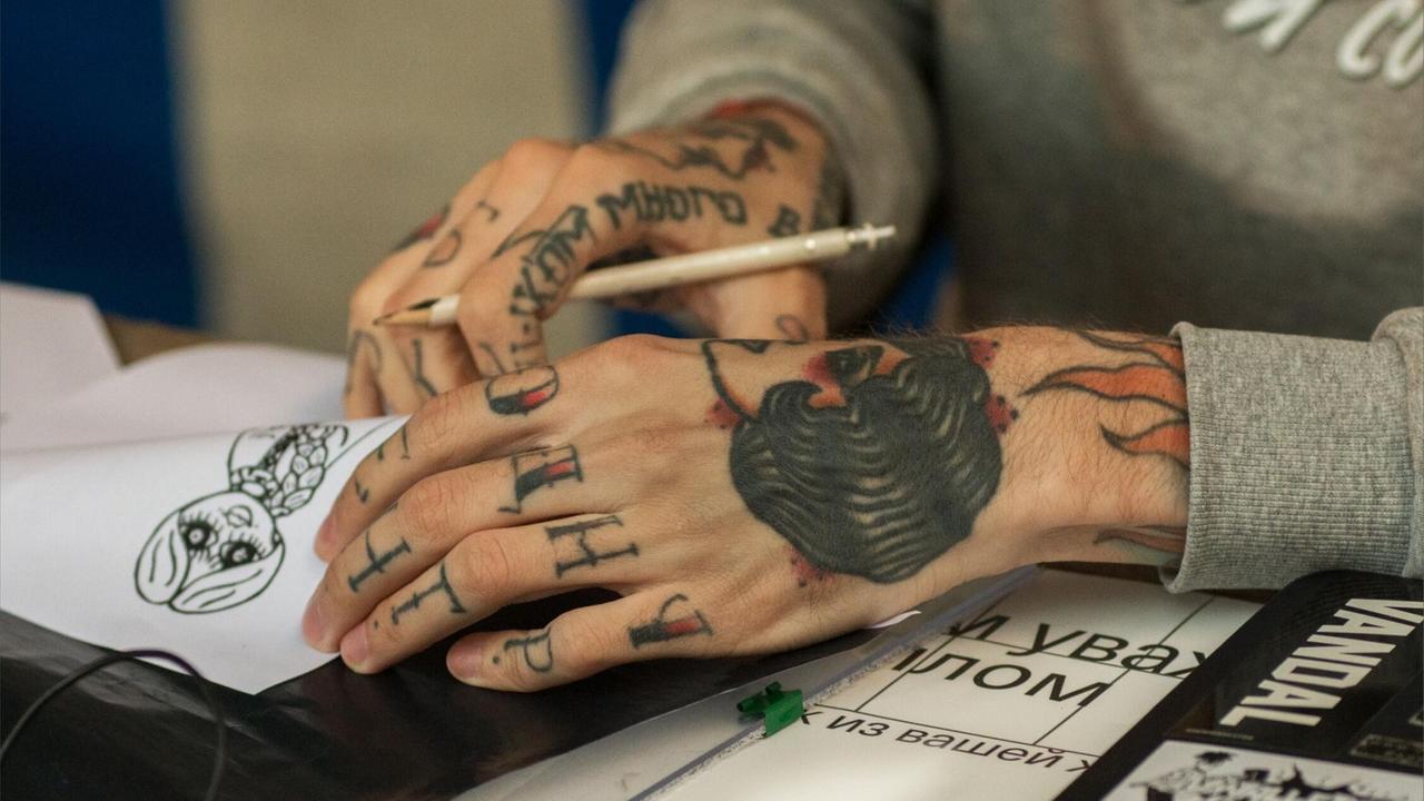 Der politische Tätowierer Ilja Raspisnoj bei der Arbeit, Der politische Tätowierer Ilja Raspisnoj bei der Arbeit,