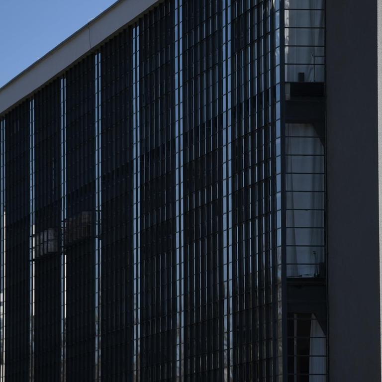 Der markante Bauhaus-Schriftzug an der Fassade des Bauhausgebäudes in Dessau-Roßlau leuchtet in bunten Farben. 