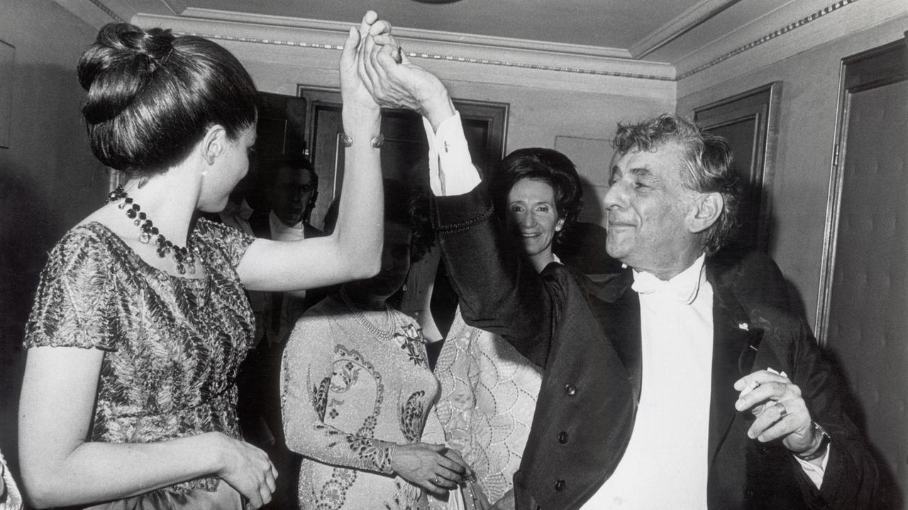 Der amerikanische Dirigent Leonard Bernstein wagt ein Tänzchen auf dem Wiener Opernball. im Hintergrund verdeckt die Balloganisatorin Christl Schönfeldt. Wiener Staatsoper. 18. Februar 1971. Photographie. |