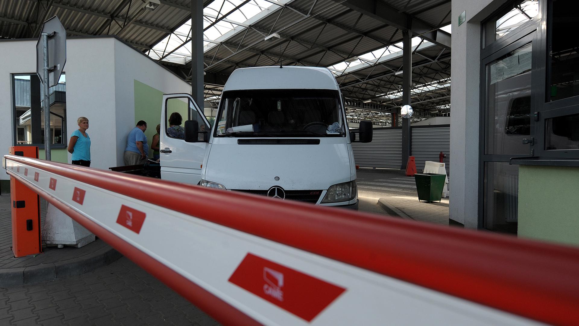 Ein Transporter wird von Grenzbeamten an der EU-Aussengrenze kontrolliert Ein Transporter wird von Grenzbeamten an der EU-Aussengrenze kontrolliert
