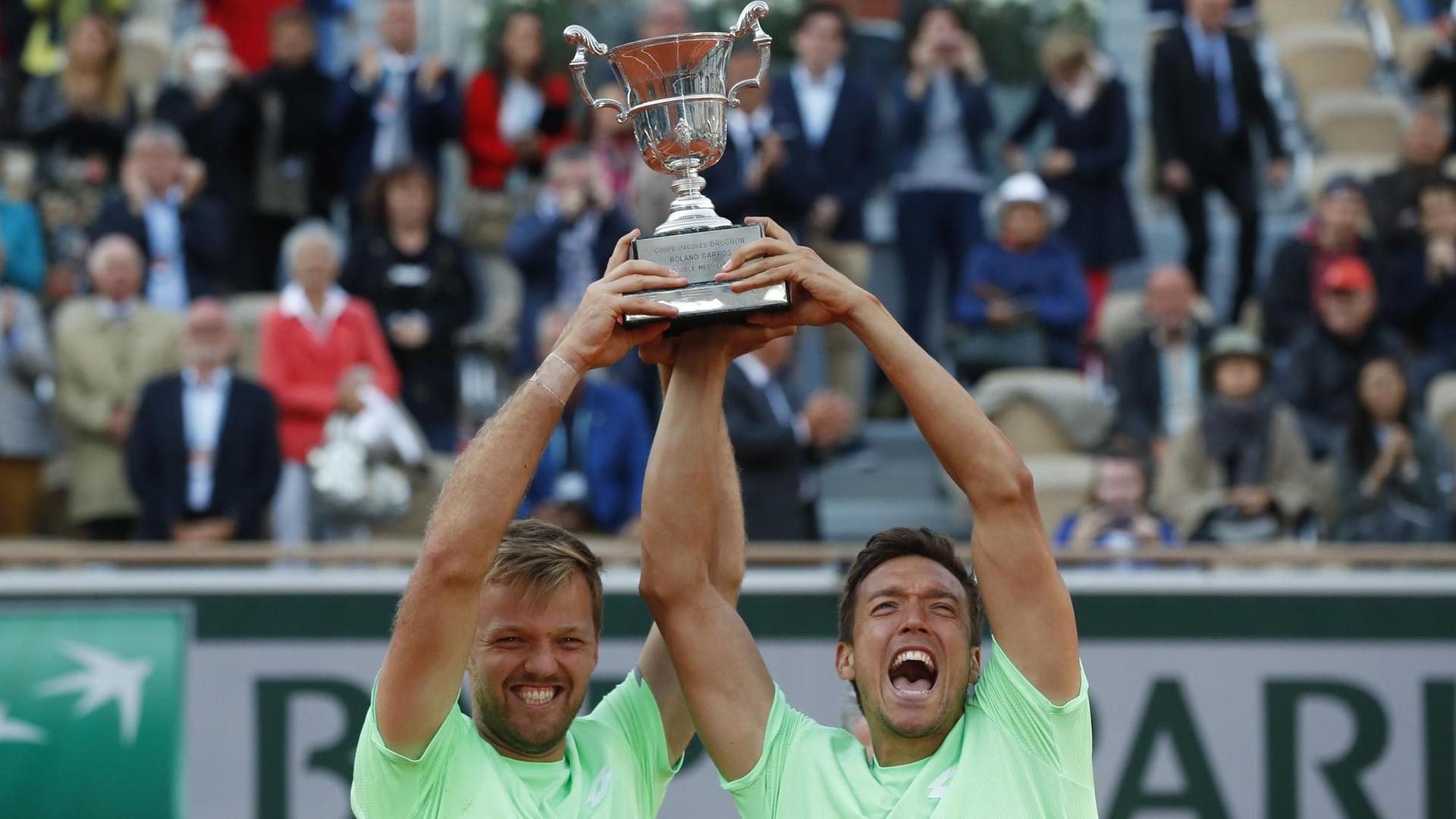 Das Foto zeigt die deutschen Tennisspieler Kevin Krawietz, links, and Andreas Mies. Sie haben die French Open im Doppel gewonnen.