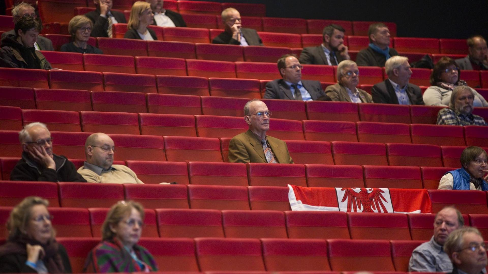 Mitglieder der AfD sitzen 2015, am AfD-Parteitag, in Bremen in einer Musical-Vorstellung.
