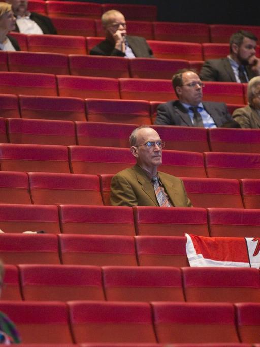 Mitglieder der AfD sitzen 2015, am AfD-Parteitag, in Bremen in einer Musical-Vorstellung.