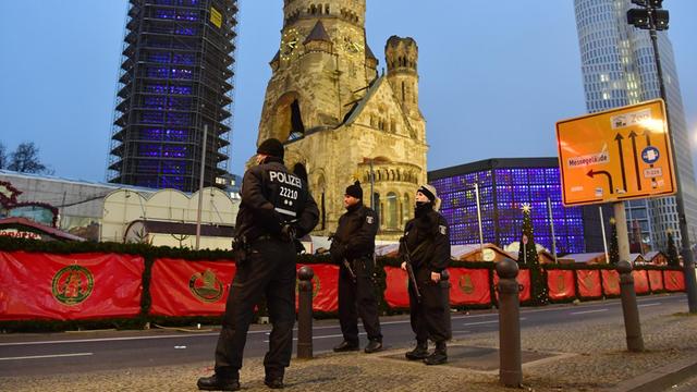 Polizisten am Breitscheidplatz in Berlin - im Hintergrund die Gedächtniskirche