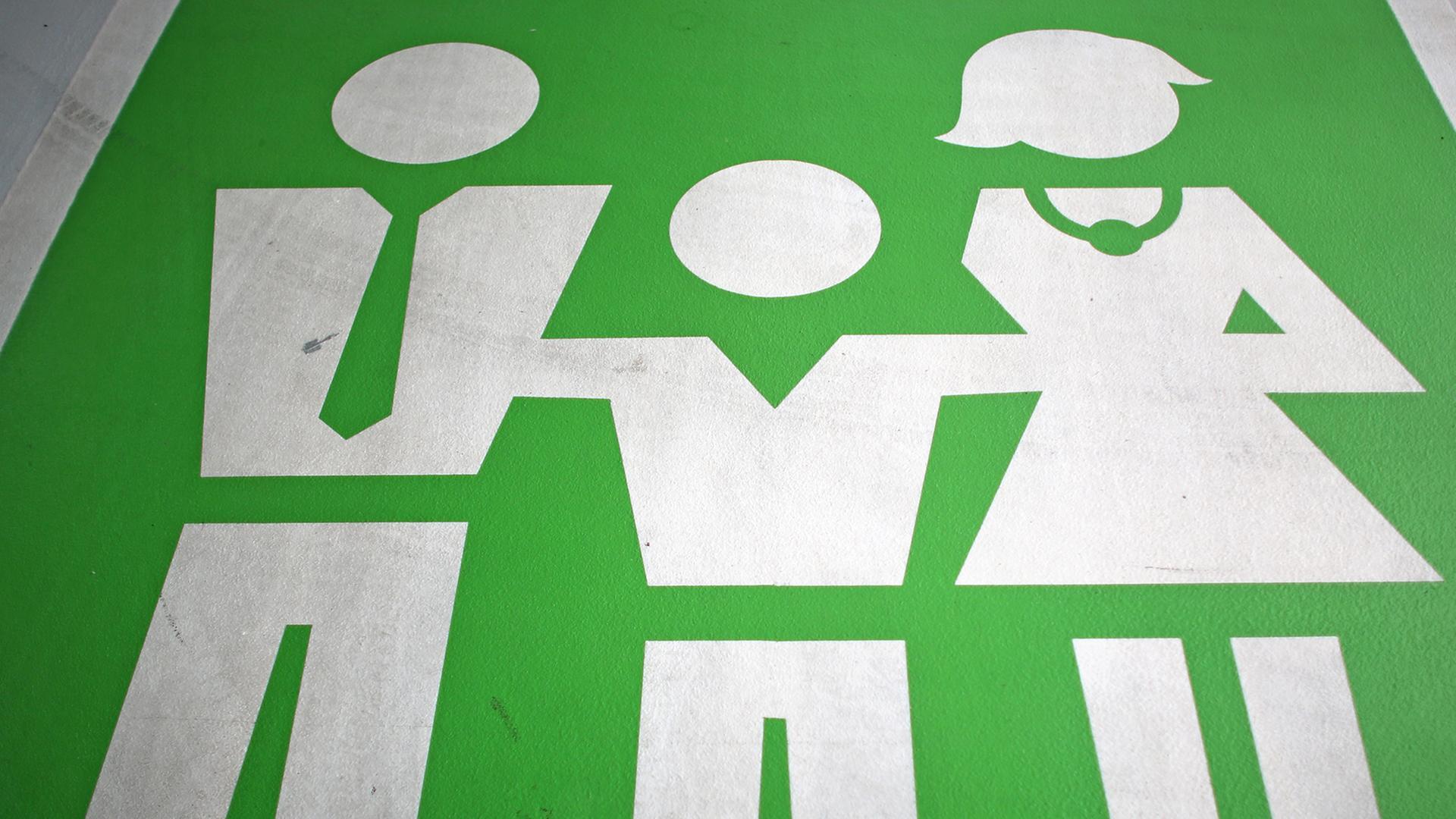 Eine stilisierte Familie mit Vater, Mutter und einem Kind ist auf einem Familienparkplatz am 03.06.2014 im Parkhaus eines neuen Einkaufszentrums im Zentrum von Leipzig (Sachsen) aufgemalt. Bildunterschrift Geben Sie eine individuelle Bildunterschrift ein Eine stilisierte Familie mit Vater, Mutter und einem Kind ist auf einem Familienparkplatz am 03.06.2014 im Parkhaus eines neuen Einkaufszentrums im Zentrum von Leipzig (Sachsen) aufgemalt. Bildunterschrift Geben Sie eine individuelle Bildunterschrift ein