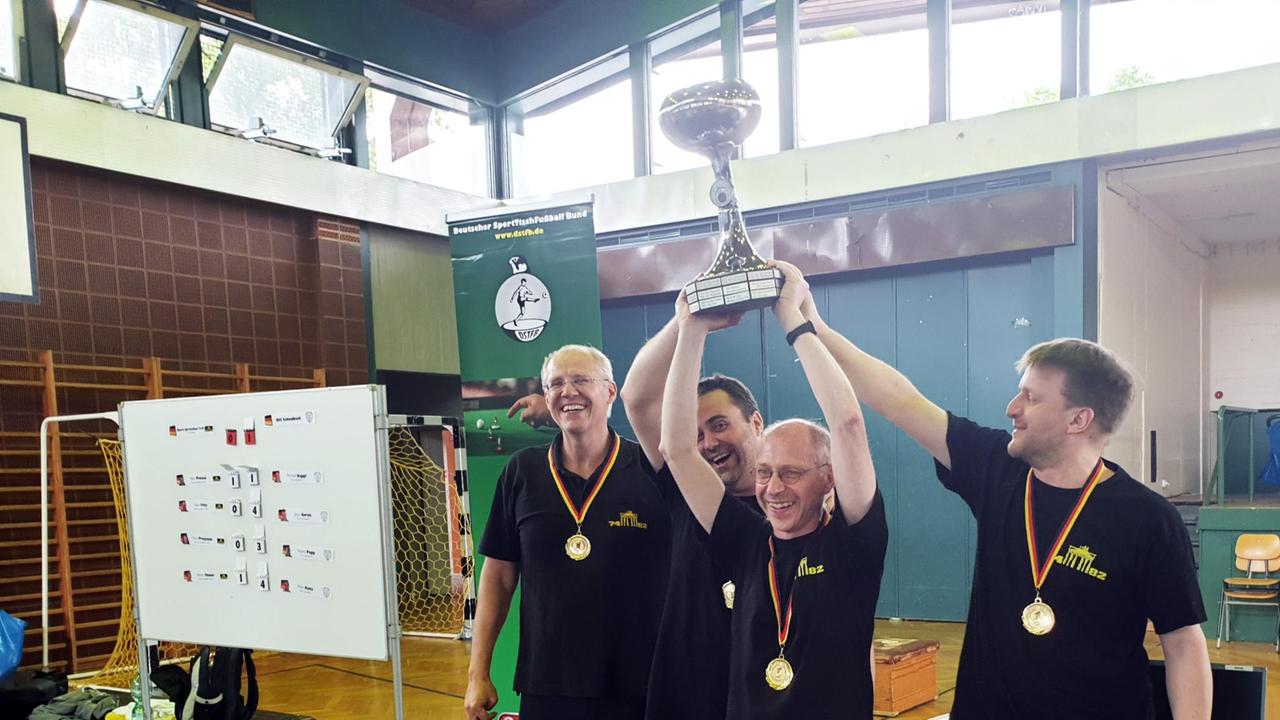 Die jubelnden Spieler von Sparta Spreeathen heben den Pokal als Subbuteo-Mannschaftsmeister 2019 in die Höhe Die jubelnden Spieler von Sparta Spreeathen heben den Pokal als Subbuteo-Mannschaftsmeister 2019 in die Höhe