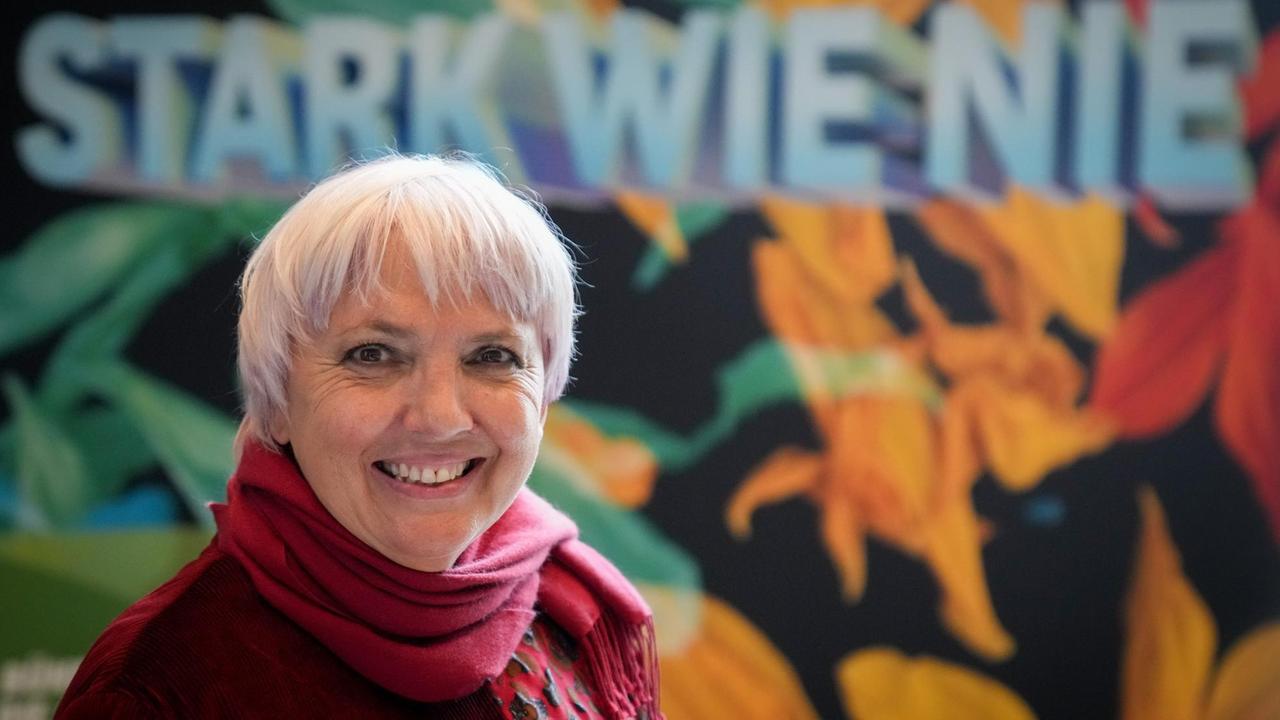 Die Bundestagsvizepräsidenten und Grünen-Politikerin Claudia Roth nimmt an der Fraktionssitzung von Bündnis 90/Die Grünen im Bundestag teil.
